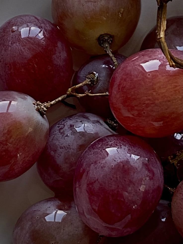 포도는 정신,아스트랄,치유와 관련된 주술에 사용할 수 있다. 
특히 스트레스에 좋은데, 단순히 포도를 먹는 것만으로도 효과가 있으며,
껍질과 씨를 분리해 오일이나 캔들과 함께 사용할 경우 집중력 향상과 스트레스 해소에도 도움이 된다. 또한 영적인 눈이 더욱 선명해지는 효과를 볼 수도 있다.