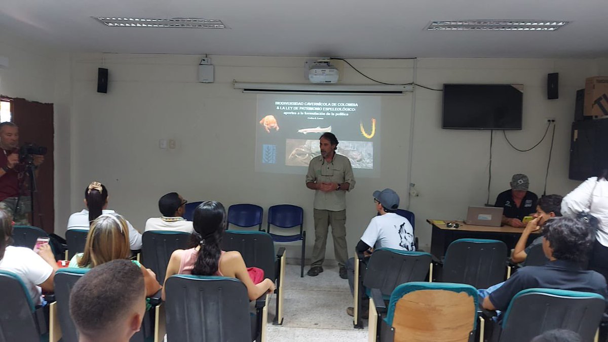 Expedición espeleológica La Guajira: Perija y sierra Nevada Santa Marta. Ya empezamos con conversatorio estudiantes y profesores <a href="/UniLaGuajira/">UniGuajira</a> Sede Fonseca. Gracias <a href="/espeleocol/">Asociación Espeleológica Colombiana - ESPELEOCOL</a> <a href="/EspeleoColombia/">Espeleo Colombia</a> <a href="/inst_humboldt/">Instituto Humboldt</a> <a href="/Wildlifeguajira/">Alex Alberto González Vargas</a>