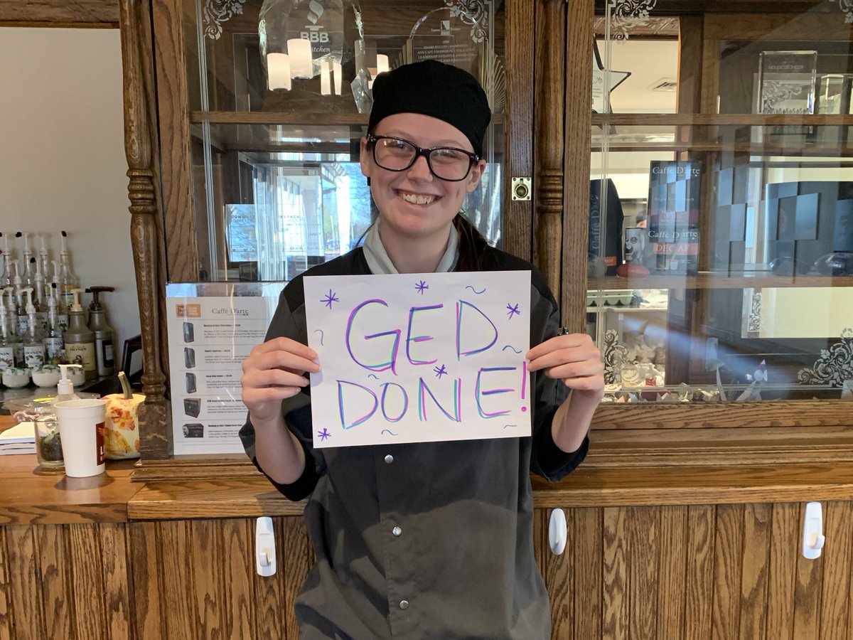 We are extremely proud of Sarah who earned her GED! Congratulations!!!🤩🏆 #lifeskitchen #servingsecondchances lifeskitchen.org/training-progr…