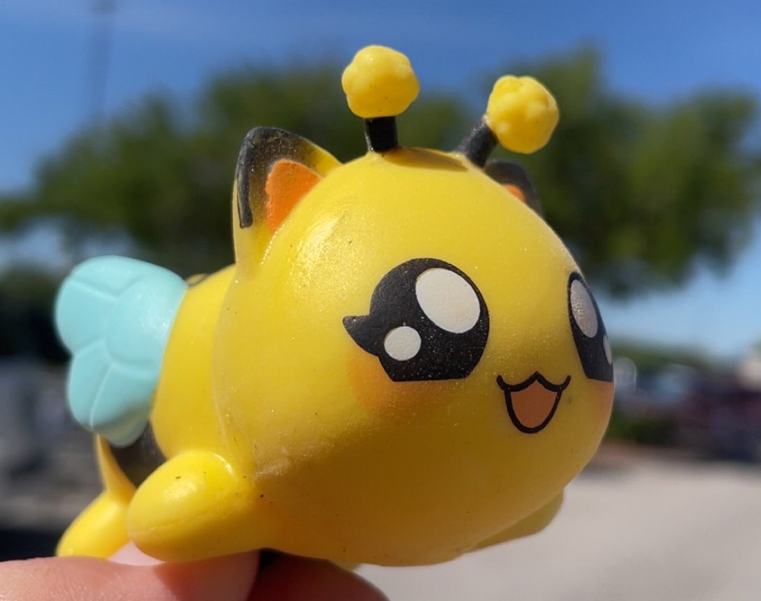 Bluebolt015's tweet photo. Meet ‘Hachi Rakomelo’ the first #aphmau #meemeow I’ve opened! He’s so cute! 🐝 🍯 https://t.co/iFyR6KM3TY