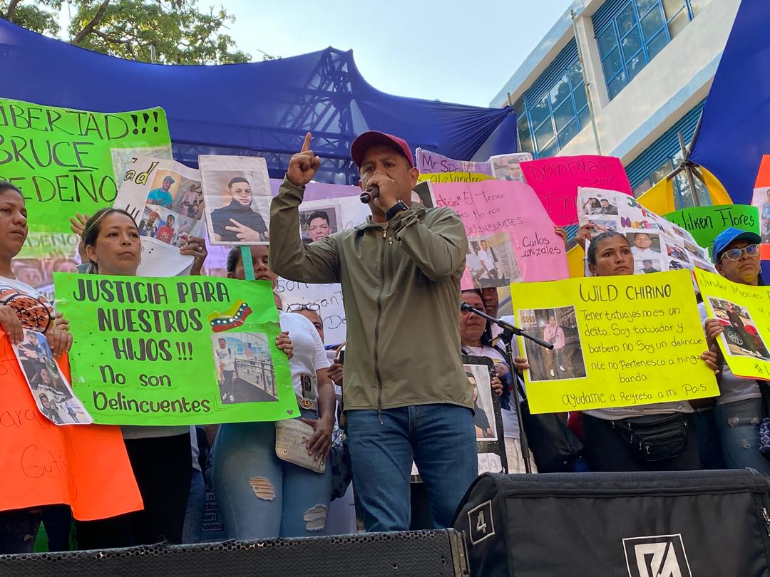 Mientras la #MariaCorinaCDTM pide sanciones y bloqueo para nuestro país y secuestra a jóvenes venezolanos en el salvador, aquí esta la Revolución Bolivariana acompañando a su pueblo y haciendo todo lo posible para rescatar a nuestros hijos..