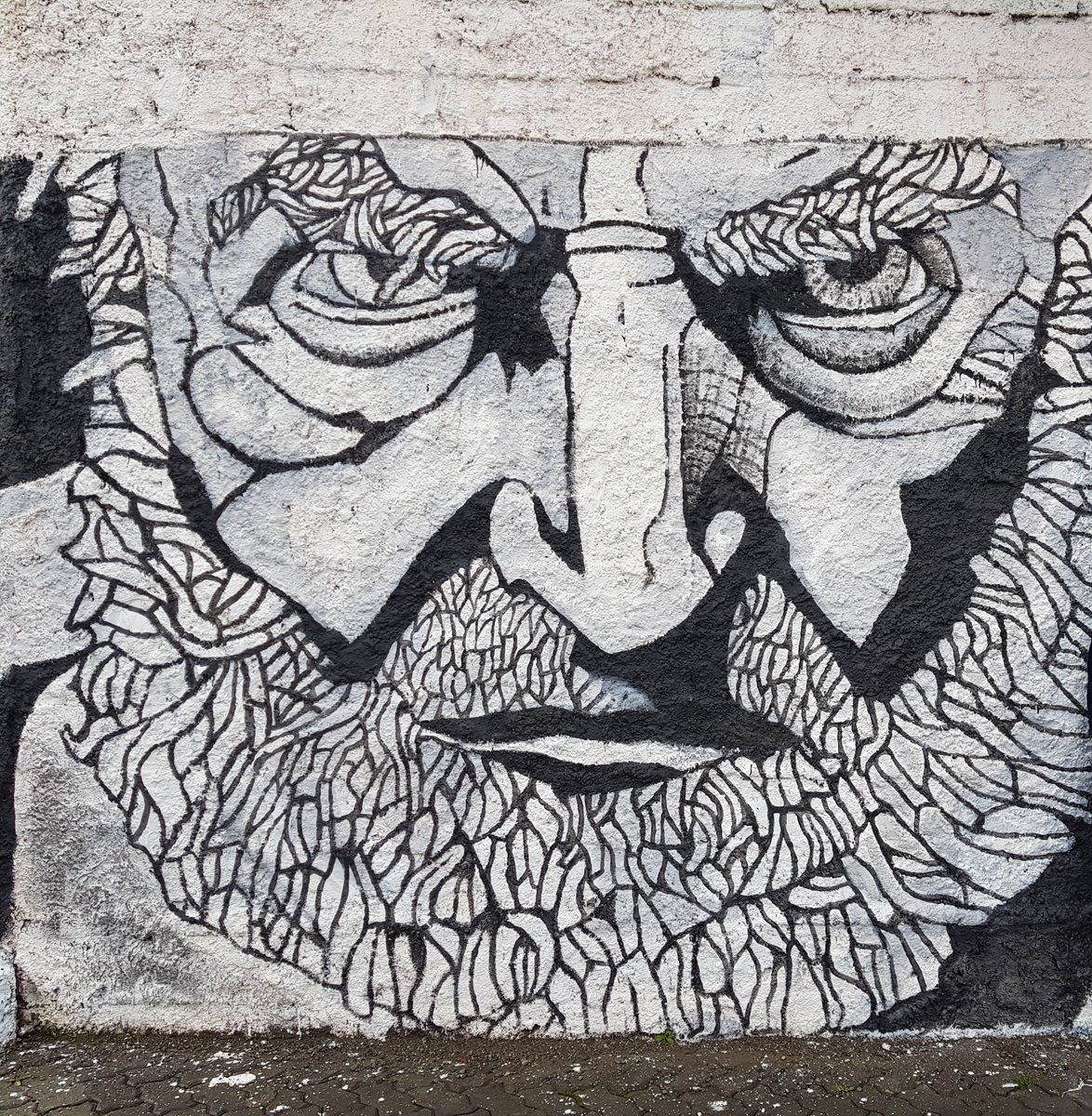 coragamarnik's tweet photo. Retrato de Osvaldo Bayer por Tony Valdez- 2016/ Mural realizado en base al retrato en Esquel, Chubut https://t.co/5lU3WG6W6l