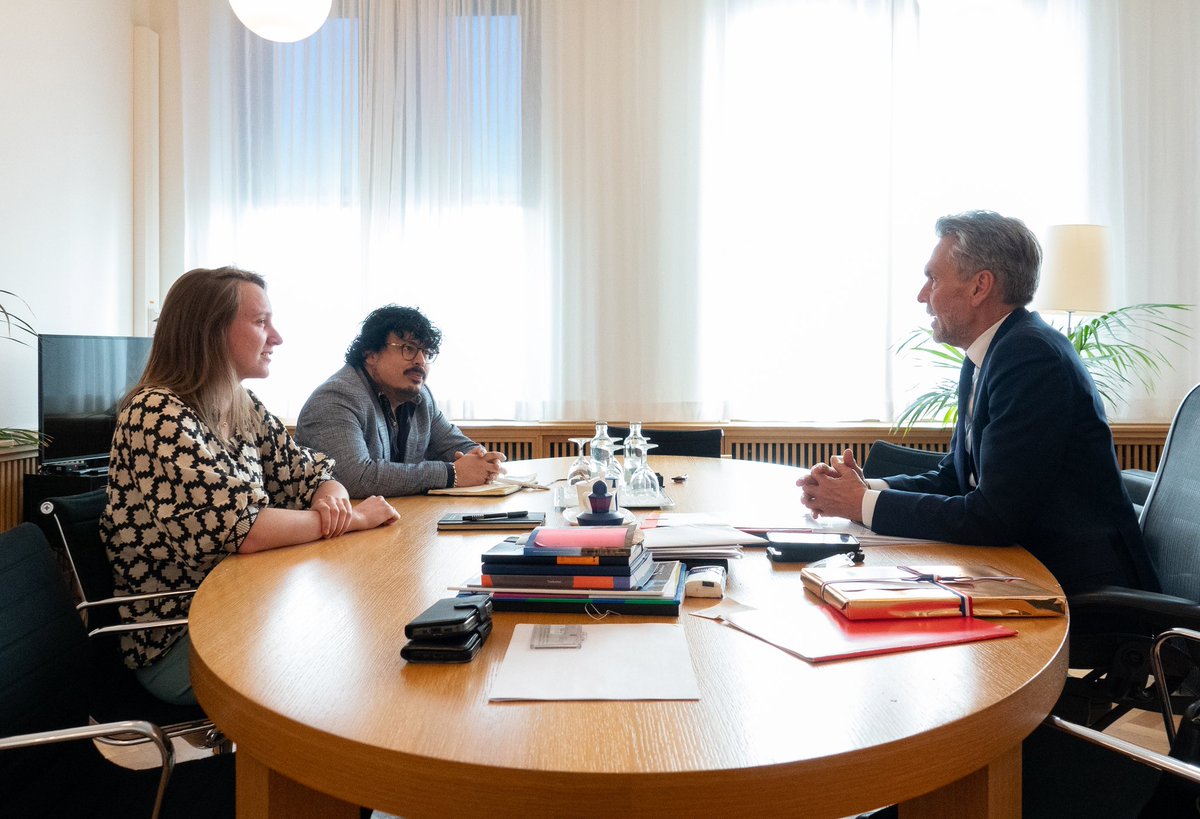 Voor het kabinet is het essentieel om Nederland van het stikstofslot te krijgen. Omdat dit een probleem is dat heel veel sectoren raakt, betrekken wij hen ook bij het proces. Daarom sprak ik vandaag met voorzitter Roy Meijer en Merel Straathof van <a href="/NAJKtweets/">NAJK</a>. Zij