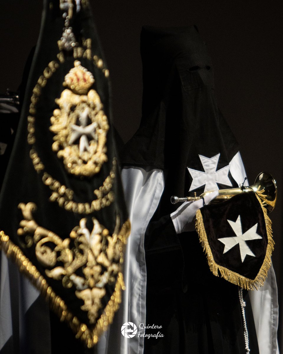 🎺 Nuestra esencia, nuestra historia.

Del primer traje de penitente a nuestra bandera actual, más de 33 años de pasión y compromiso.

📸 Antonio Quintero

#LosDelPerdón #33AñosDeHistoria #musica