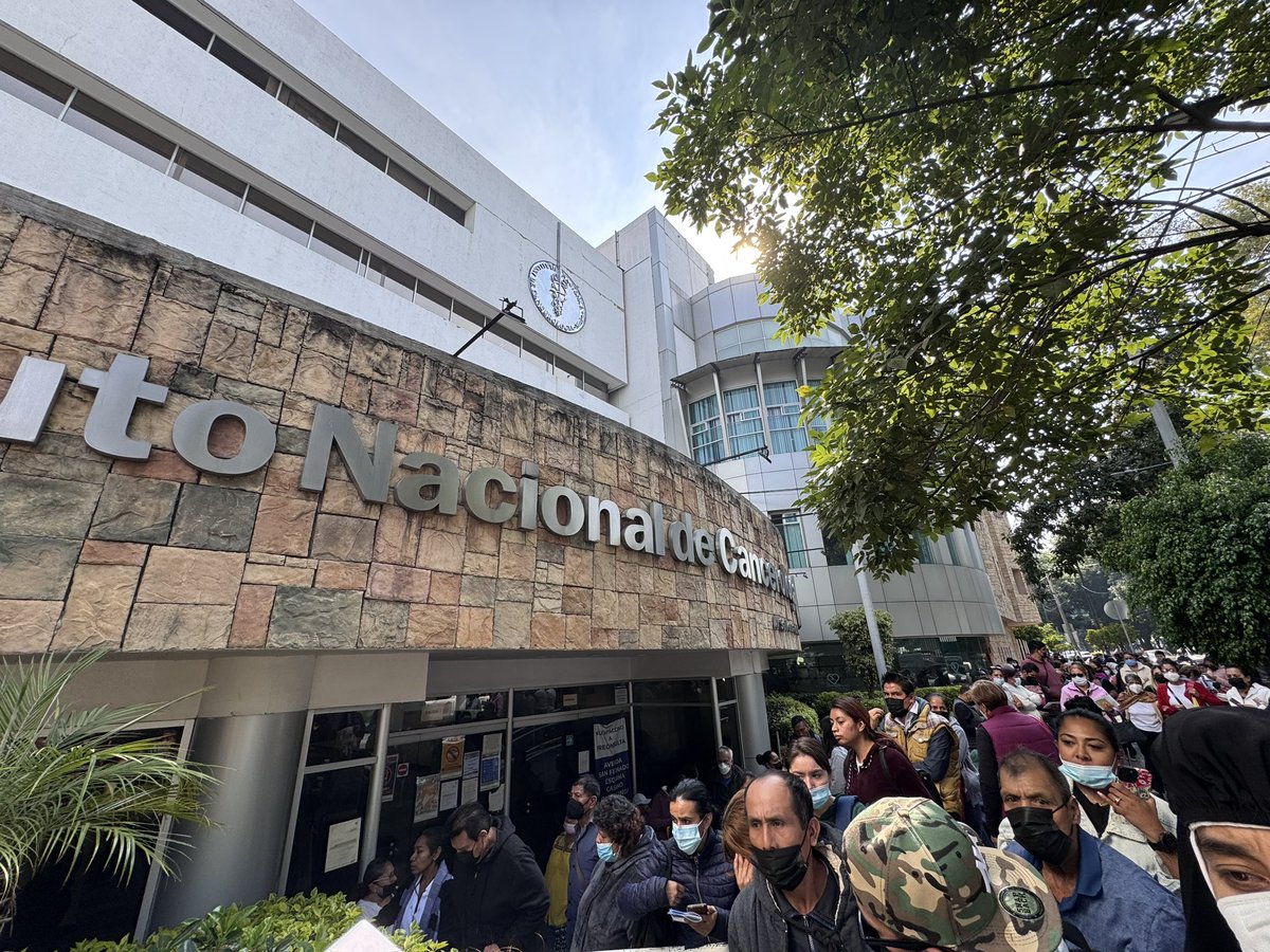 PamCerdeira's tweet photo. 🚨Falta de luz en el Instituto Nacional de Cancerología paraliza consultas y cirugías. La gente espera afuera de sus instalaciones.

Información de @GloriaPE_.

https://t.co/7HwHCLfAgX