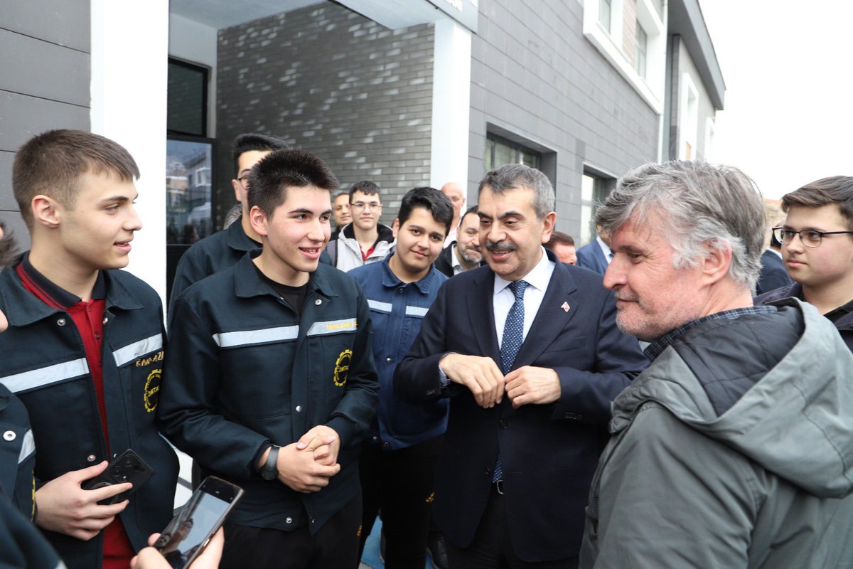 Milli Eğitim Bakanı Yusuf Tekin, okulumuzu ziyaret ederek bölümlerimizde incelemelerde bulundu. Ziyaret kapsamında atölyeleri ve sınıfları gezen Bakan Tekin, öğrencilerle bir araya gelerek onların eğitim süreçleri ve mesleki hedefleri hakkında bilgi aldı.

<a href="/tcmeb/">Millî Eğitim Bakanlığı</a> 
<a href="/osmangazi_mem/">Osmangazi İlçe Milli Eğitim Müdürlüğü</a>