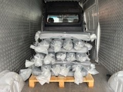 Právě jsme nakoupili dezinfekční rohože. Hasiči je teď vezou na vybrané přechody se Slovenskem. Od půlnoci zde bude omezen provoz a nákladní auta budou muset přejet přes tyto dezinfekční rohože, aby se zabránilo rozšíření slintavky a kulhavky do Česka.