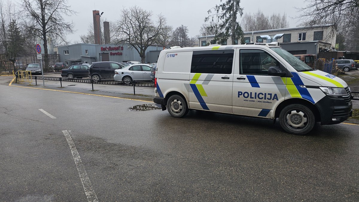 Ja <a href="/Valsts_policija/">Valsts policija</a> regulāri novieto auto pusdienojot vietā, kur nav atļauts, kaut blakus ir bezmaksas stāvvietas, tas ir sodāms pasākums vai vienkārši nesodāmības izpausme?
(Liek turpat arī citās vietās, bet mirstīgajiem visas Turības teritorijā  neatļautas)
