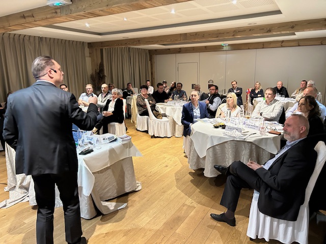 📍Hier soir au Centre Pierre Janet, le Pr. Cyril Tarquinio a présenté son ouvrage et évoqué les liens entre traumatismes, santé mentale, stress chronique et nouvelles thérapies.
Un appel aux dons a été lancé pour le CPJ ! Faites partie des 1ers donateurs : bit.ly/3XA3D3s