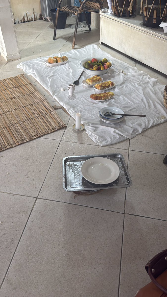 lauracandidoa's tweet photo. Sempre bom lembrar que nem todo mundo é bruxa de internet. Aqui eu vivo a religião há alguns anos (umbanda e agora também o candomblé). Já foi muito chão varrido, banheiro lavado, terreiro limpo pós gira, bicho limpo, obrigações em dia, etc. 

Já fui uma das primeiras a chegar e das últimas a sair. 

Tudo sempre com muita humildade e respeito.