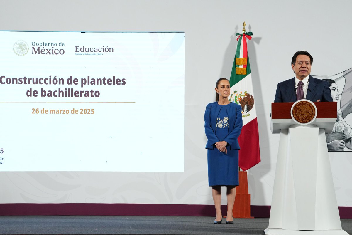 mario_delgado's tweet photo. Informamos en la #MañaneraDelPueblo, junto a nuestra presidenta, @Claudiashein, que reconvertiremos 35 planteles de secundaria pública en 17 estados, lo que permitirá que 10 mil 500 jóvenes puedan estudiar el bachillerato en estos espacios.
Se realizará una inversión de 759.5 millones de pesos; en promedio, 21.7 millones serán invertidos por cada reconversión. Esto será para darles mantenimiento y construir distintos espacios que respondan a las necesidades de las preparatorias y bachilleratos técnicos.
De igual manera, en 33 planteles de bachillerato de 20 entidades se hará una ampliación; abriendo 12 mil nuevos espacios para las y los jóvenes.
Además, con el programa La Escuela Es Nuestra, se hará una inversión de 4 mil 600 millones de pesos para el mejoramiento de 6 mil 200 planteles de nivel Medio Superior; lo que beneficiará a 1 millón 800 mil estudiantes de preparatoria/bachillerato.
Este es el plan de infraestructura de nuestra presidenta para garantizar que más estudiantes puedan ingresar a la educación #MediaSuperior y que no abandonen sus sueños.