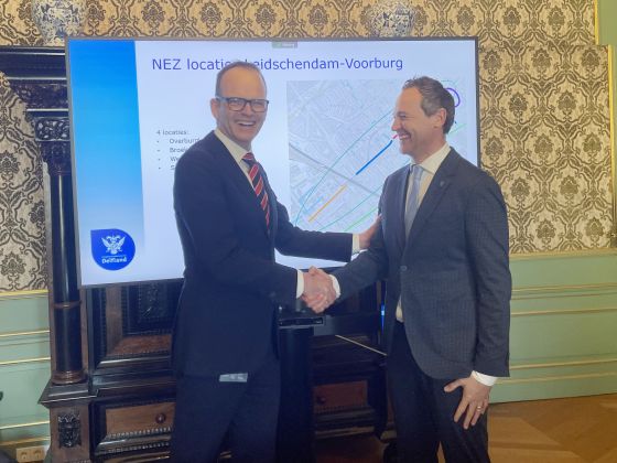 Samen met het hoogheemraadschap van Delfland gaan we meer natuurvriendelijke oevers aanleggen in onze gemeente. Hoogheemraad Stijn van Boxmeer en wethouder Marcel Belt spraken dat af. De oevers verbeteren de waterkwaliteit en versterken de natuur.  bit.ly/43tqG3K