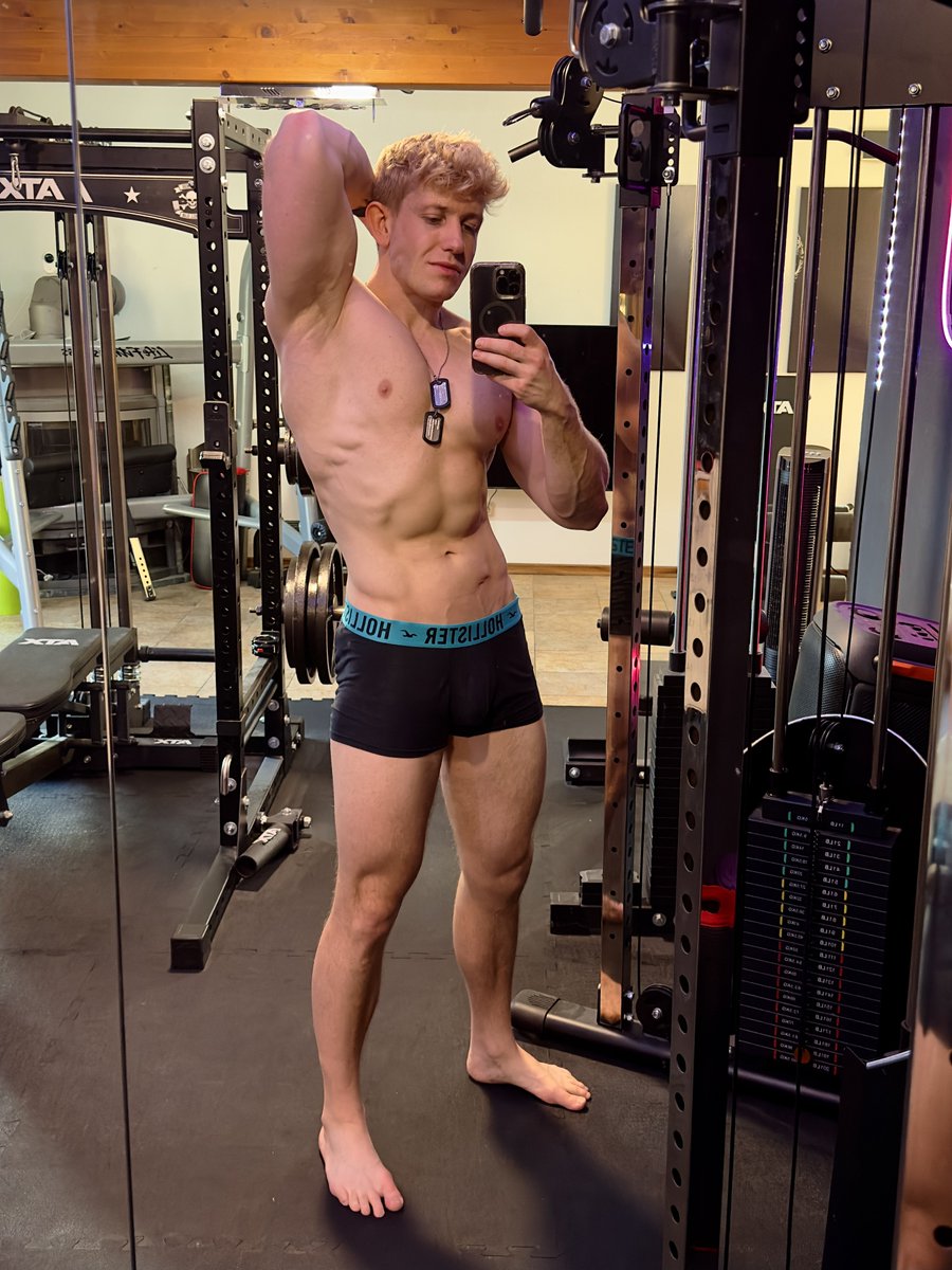 SkyeWolf_'s tweet photo. Wanna hit the gym together? https://t.co/FBAd9vI3eQ