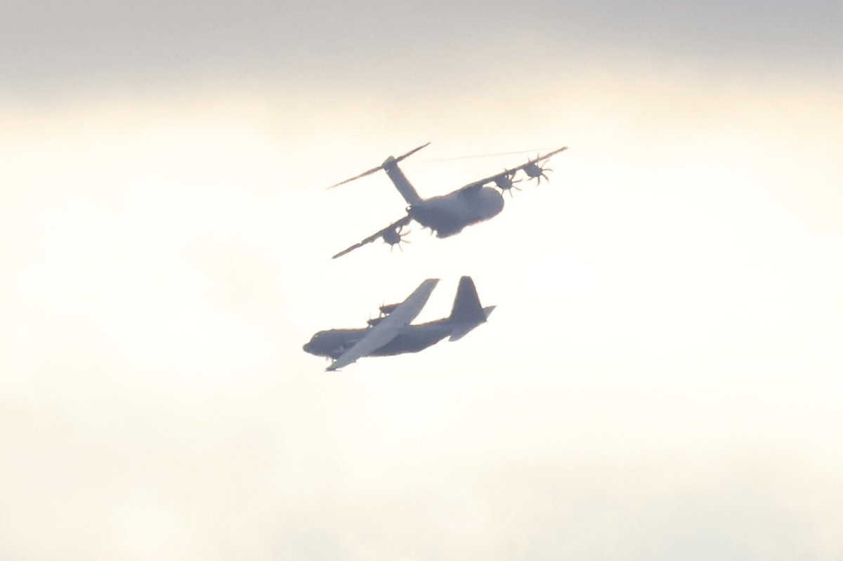 Basdelaat77's tweet photo. Luftwaffe Airbus A400M Atlas (54+39) crossing with RNLAF Lockheed C-130H Hercules (G-988) during excercise #OrangeBull
#NLspot #watvliegter https://t.co/Y2LOyFaRpa