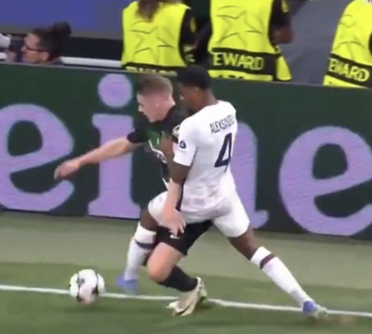 1° Alexsandro makes legal grab, Gyokeres doesn't keep his feet under his shoulders : loses balance

2° Gyokeres doesn't use his arm/plant his foot to protect himself + the ⚽️: Alexsandro can make contact with the ball and push Gyokeres' upper body. He ends up barging, who cares ?