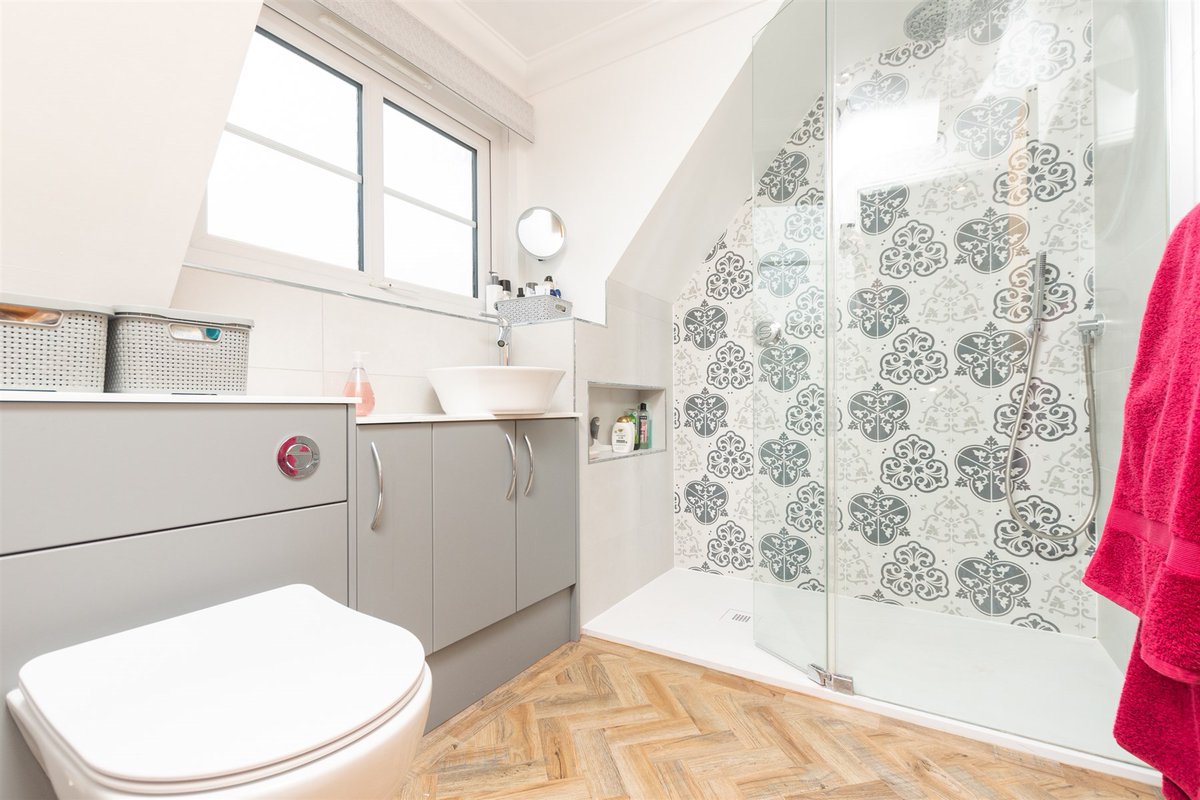 🏡 3 Bedrooms | Eynsford, Kent

This beautiful detached house boasts off-road parking as well as stunning countryside walks, and the local train station is just a short walk away, accessing London easily.

Find out more and book your viewing:
👉 ow.ly/Eg0i50VnsBC