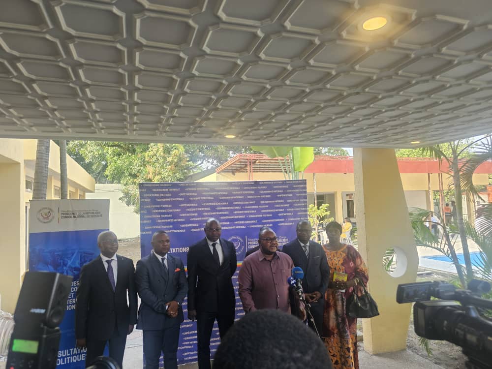🚨URGENT : l'homme de kisalu na ntwala *Me Didier MAZENGA*  a accompagné le regroupement AAC _ PALU pour les consultations chez le conseiller spécial du chef de l'état en matière de sécurité. 

✍️Le prophète