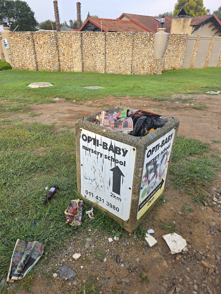 mic02468's tweet image. Why do we as resident have to deal with this rubbish while @CityofJoburgZA @CleanerJoburg makes a profit from the advertising. We have to beg a plead to have these cleaned. Some 6 weeks already and not attended to.

@ZanderShawe @Our_DA @JoburgMPD @RecordNorthside @MyJRA