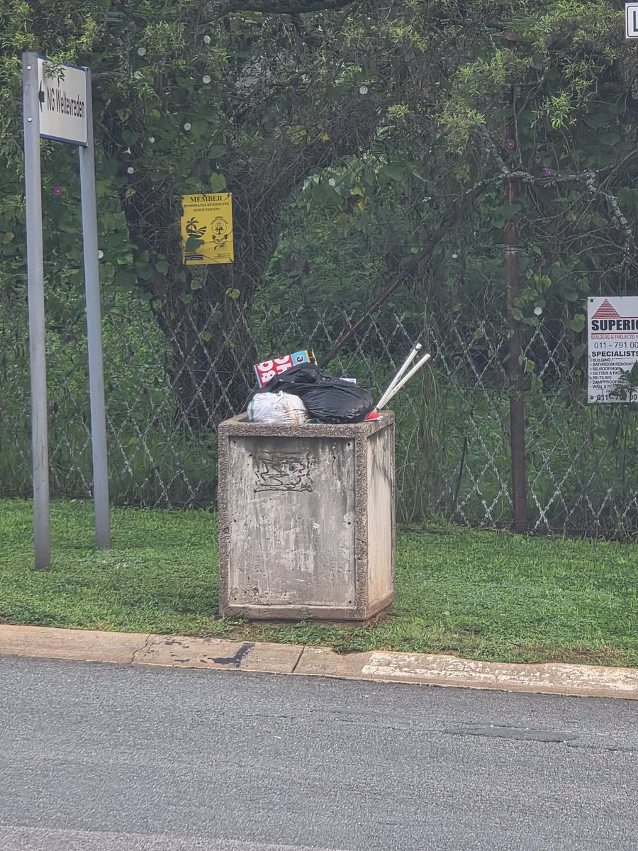 mic02468's tweet image. Why do we as resident have to deal with this rubbish while @CityofJoburgZA @CleanerJoburg makes a profit from the advertising. We have to beg a plead to have these cleaned. Some 6 weeks already and not attended to.

@ZanderShawe @Our_DA @JoburgMPD @RecordNorthside @MyJRA