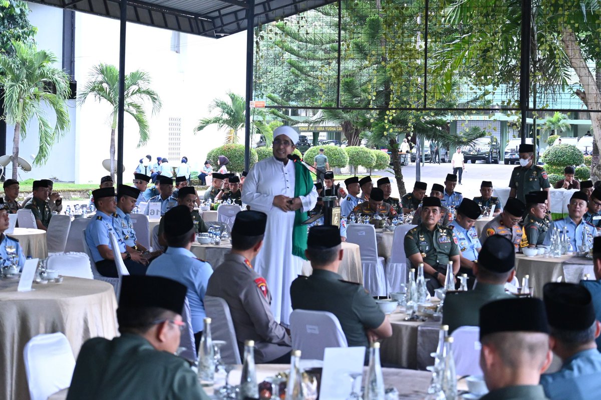 hasanuddinhnd's tweet photo. Danlanud Sultan Hasanuddin Hadiri Buka Bersama TNI-Polri Wilayah Makassar https://t.co/buD4I0KNDp