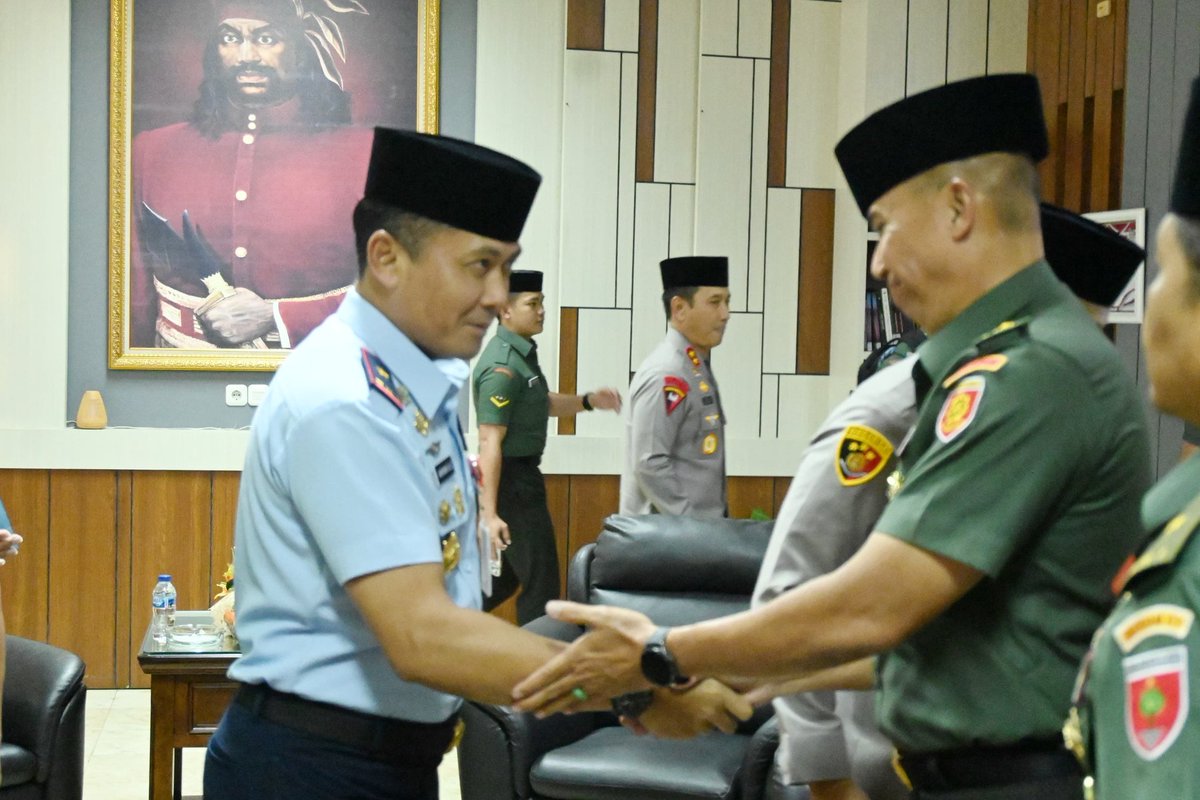 hasanuddinhnd's tweet photo. Danlanud Sultan Hasanuddin Hadiri Buka Bersama TNI-Polri Wilayah Makassar https://t.co/buD4I0KNDp