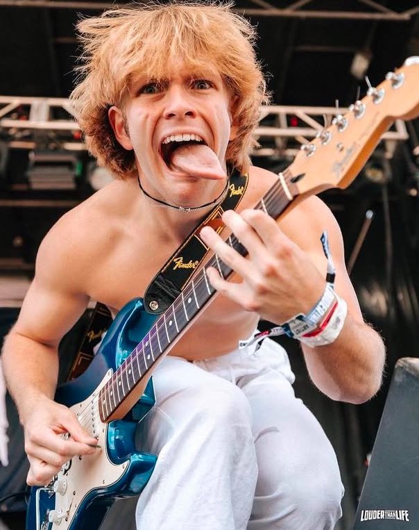 BerryLeftward's tweet image. I remember my first time watching The Dirt. Shrink whatever the fuck this is. 
Tongue thing has to be gay. @txstpikapps #PresidentBTW #Shrink