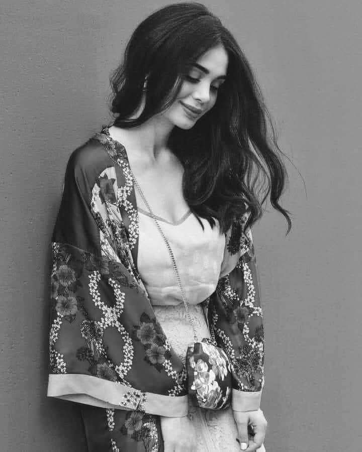 "لا رغبه لي بك بعد الآن 
يمكنك توزيع نفسك على المحتاجين ".
سهام 🖤