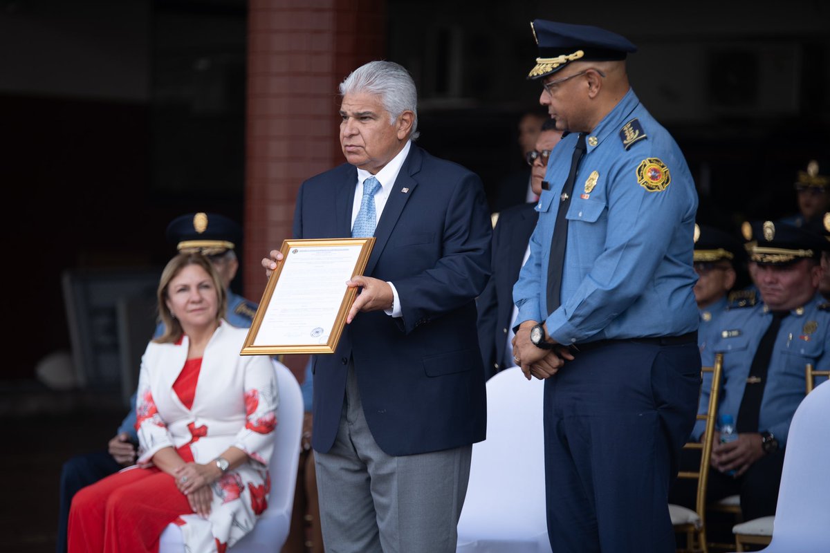 presidenciapma's tweet photo. Como parte de la ceremonia, el presidente @JoseRaulMulino recibió el grado de Comandante Primer Jefe Honorario del Benemérito Cuerpo de Bomberos de la República de Panamá, en reconocimiento a su apoyo a la institución. #ConPasoFirme 🇵🇦 https://t.co/Ok0gHJCI5L