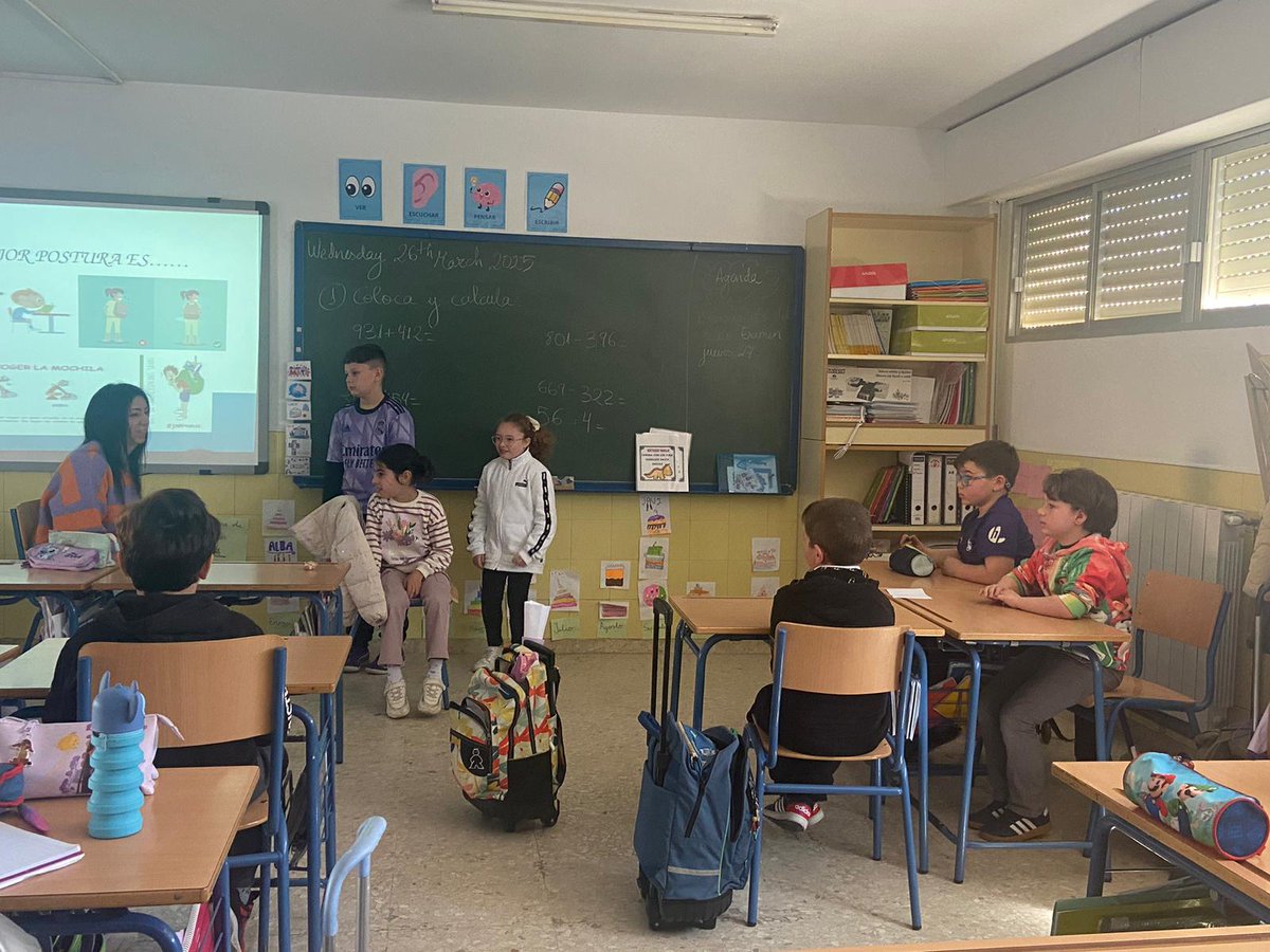 CEIPMARQUESESD1's tweet photo. La fisioterapeuta del Centro de Salud de los Marqueses de Linares, Estefania Medina, ha impartido un taller de “Higiene postural y ejercicio físico” al alumando de tercero de Primaria del CEIP Marqueses de Linares. https://t.co/Apt1yn2sfP