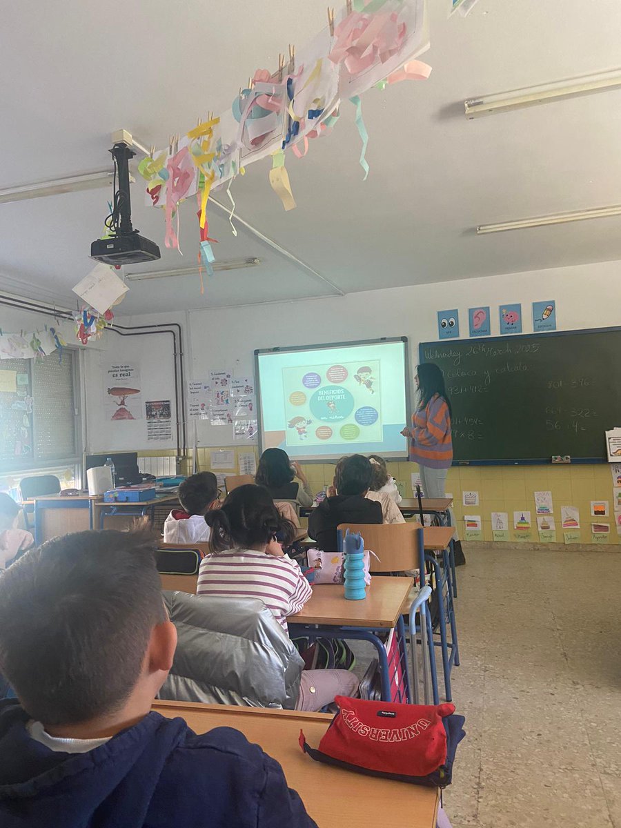 CEIPMARQUESESD1's tweet photo. La fisioterapeuta del Centro de Salud de los Marqueses de Linares, Estefania Medina, ha impartido un taller de “Higiene postural y ejercicio físico” al alumando de tercero de Primaria del CEIP Marqueses de Linares. https://t.co/Apt1yn2sfP