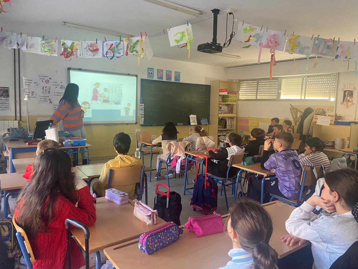 CEIPMARQUESESD1's tweet photo. La fisioterapeuta del Centro de Salud de los Marqueses de Linares, Estefania Medina, ha impartido un taller de “Higiene postural y ejercicio físico” al alumando de tercero de Primaria del CEIP Marqueses de Linares. https://t.co/Apt1yn2sfP