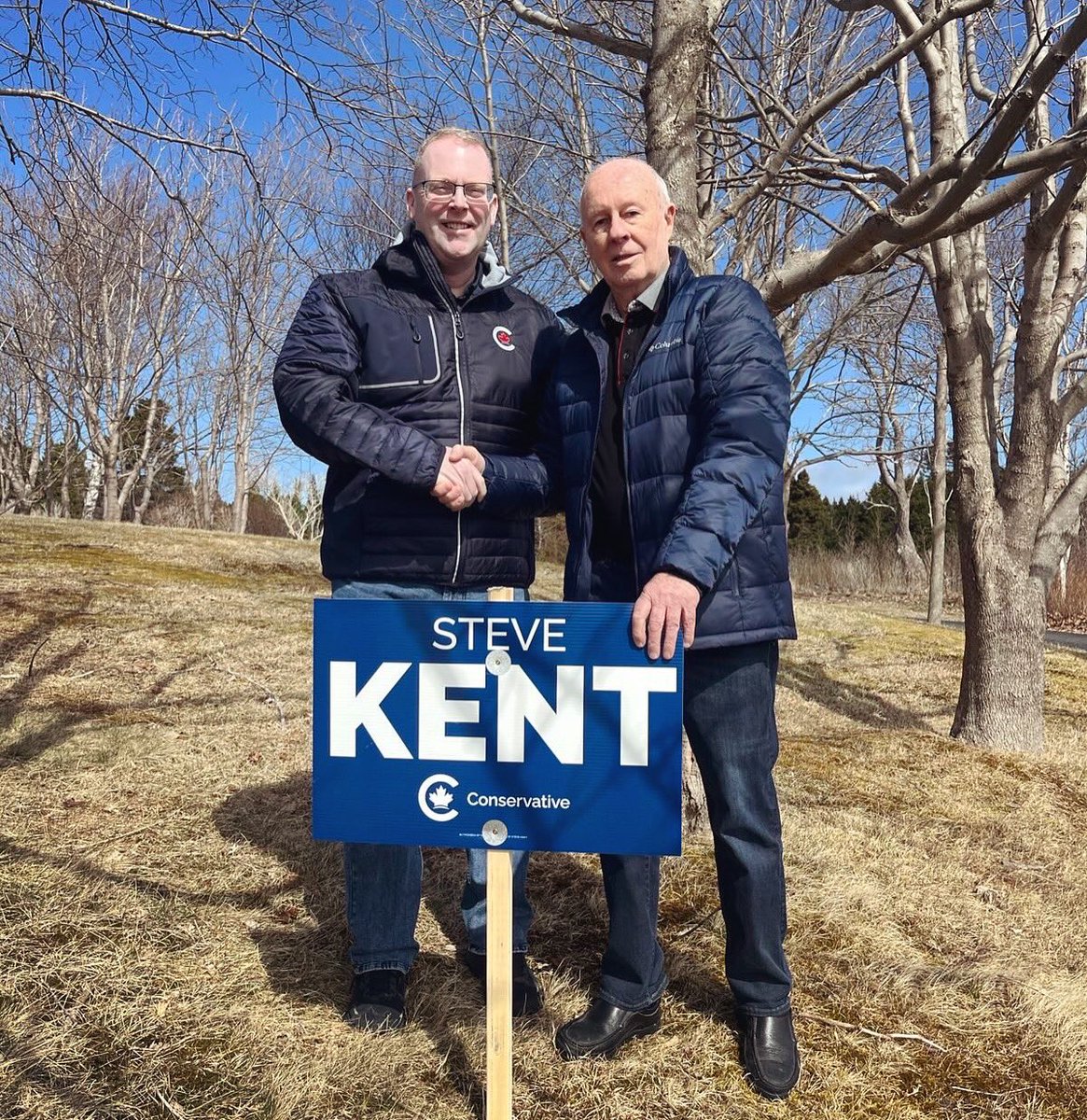 stephenkent's tweet photo. This morning, I hammered in my very first lawn sign!  🔨 

“In unity, there is strength.” Wise words from former MHA and MP Loyola Hearn. A gentleman and a legend. We had a grand discussion about  the founding principles of the Conservative Party of Canada, our fishery, our offshore, our military, our Coast Guard, and our common friends and neighbours.  🇨🇦 

Thank you, Loyola!  🙏🏼 

#Avalon #CanadaFirst #Renews #Cappahayden