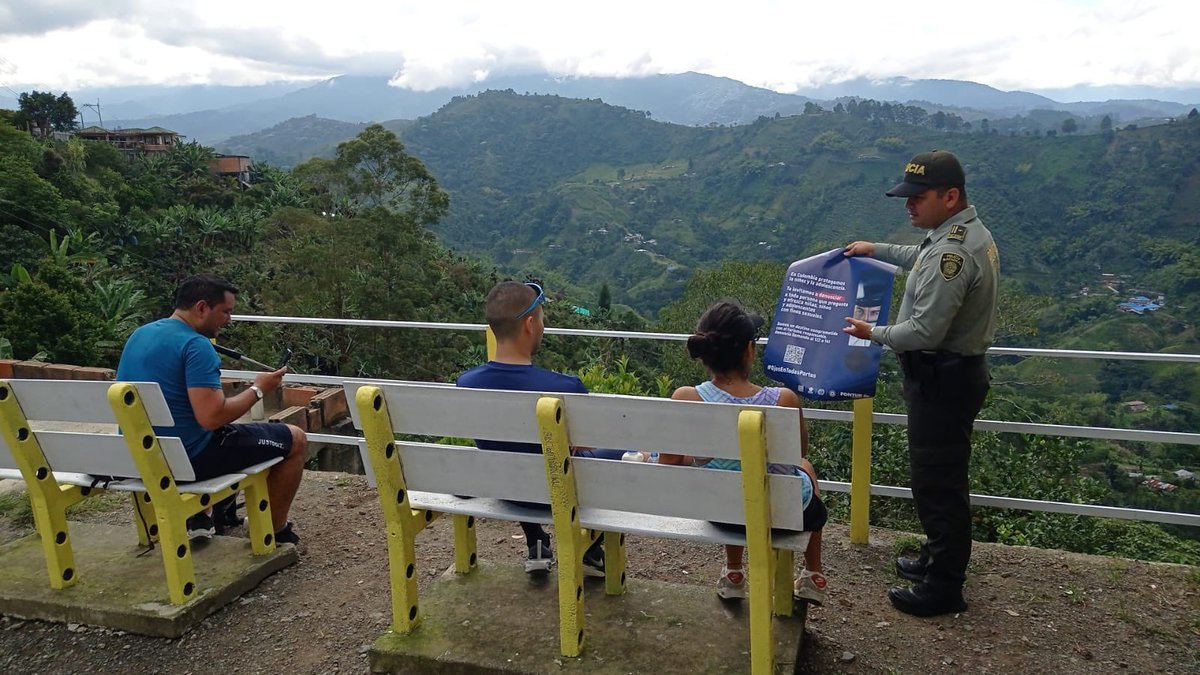 PoliciaPereira's tweet photo. El Grupo de Protección al Turismo y Patrimonio Nacional, continúa fortaleciendo la estrategia “Turismo Seguro” en el municipio de Dosquebradas realizando acompañamiento a los turistas que visitan el corredor turístico del Alto del Toro #TurismoEcologico https://t.co/ov8l3tSHaP
