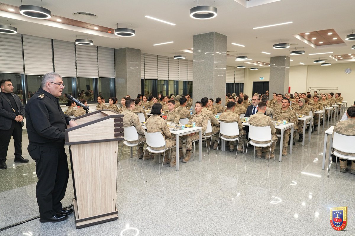 jandarma's tweet photo. Jandarma Genel Komutanımız Orgeneral Sayın Ali ÇARDAKCI, Jandarma ve Sahil Güvenlik Akademisi Başkanlığında düzenlenen iftar programına katılarak öğrenci ve personelimizle bir araya geldi.
📍Ankara https://t.co/nX7r0qvYil