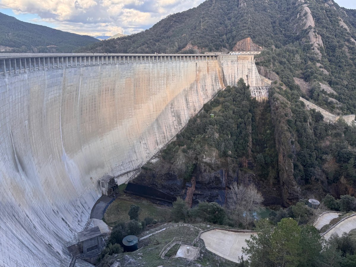 💦Finalitza la maniobra de cabals generadors des de la presa de la #Baells. 

👉Actualment s'alliberen 7,5 m3/s a través de la central hidroelèctrica. 

💹L'embassament se situa al 95,1% i des de capçalera entra un cabal de 20 m3/s, la meitat que fa un parell de dies