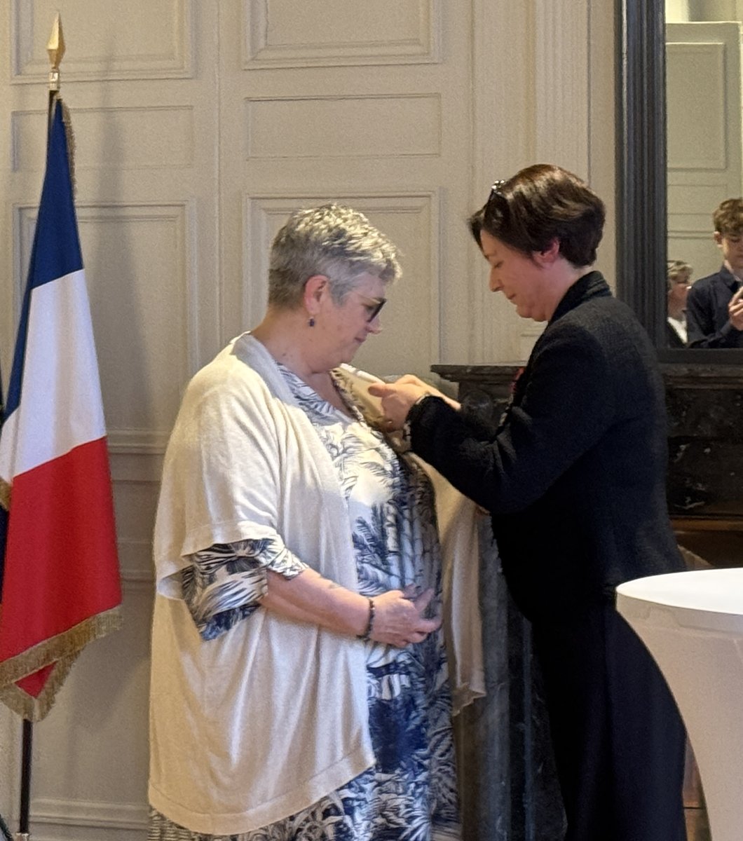 [21/02] Marie-Aimée Gaspari, préfète de la #Mayenne, a remis, au titre de la promotion du #Bénévolat associatif, l'insigne de Chevalier de la #LégionDHonneur à Laurence Cormier, agricultrice et présidente de l'association Les Elles de la Terre. 🎖️
Une distinction qui récompense