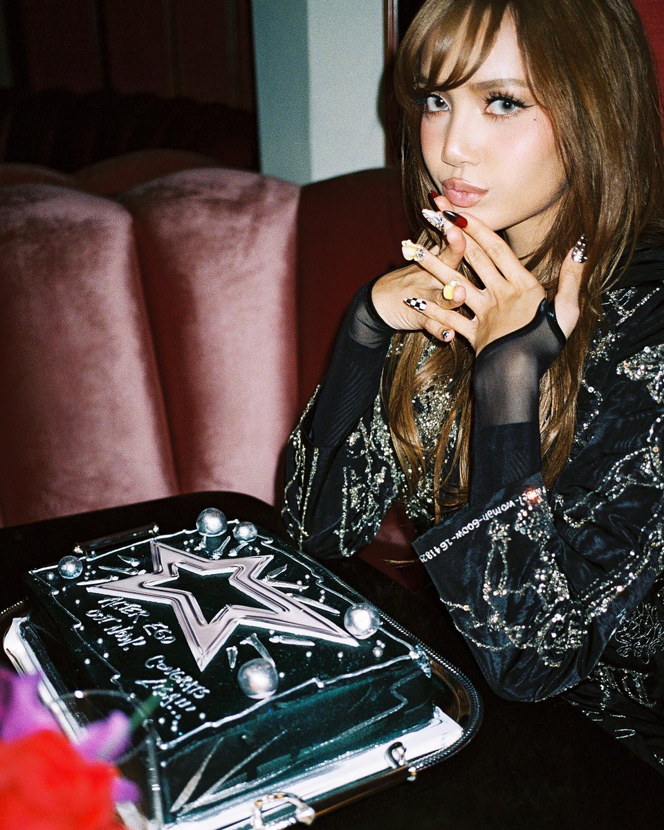 roxicherux's tweet image. Love You 🧁💛🐥

OUR ICON LISA DAY 
#28toForeverWithLALISA
