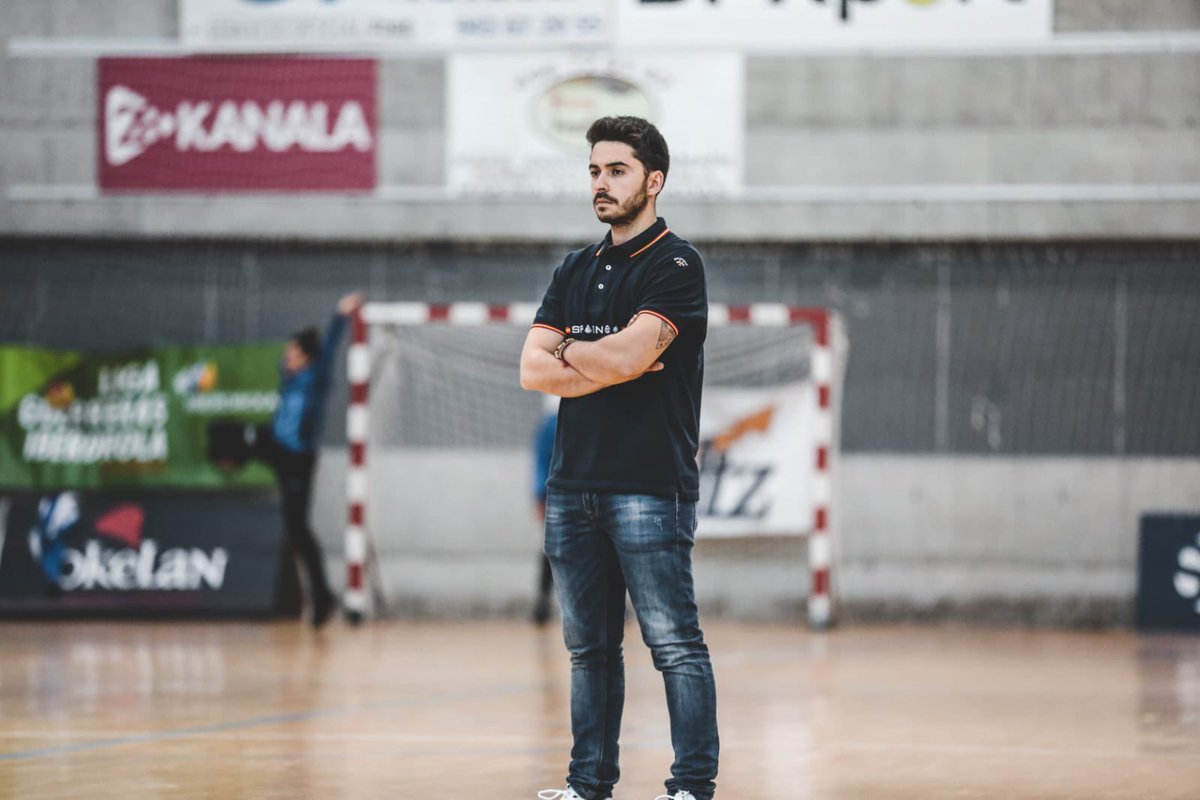 ➡️ Daniel Berbés toma las riendas del primer equipo.

El que ha sido nuestro entrenador ayudante, junto con el resto del cuerpo técnico, dirigirán al equipo

Agradecemos la enorme implicación de Dani, Pablo e Iker en una situación tan compleja.

¡Confianza ciega en vosotros!
💚💛