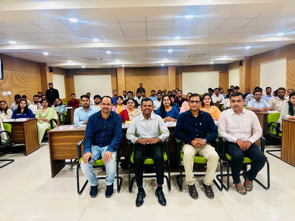 26/03/2025 को श्री बिष्णु चरण मल्लिक,निदेशक जनगणना कार्य निदेशालय,राजस्थान द्वारा राज्य सेवा के नवनियुक्त सांख्यिकी अधिकारियों को हरीशचंद्रमाथुर लोकप्रशासन संस्थान,जयपुर में चल रहे प्रशिक्षण कार्यक्रम में एक विशेष सत्र लेकर जनगणना के संबंध में विस्तृत जानकारी प्रदान की गई।#census