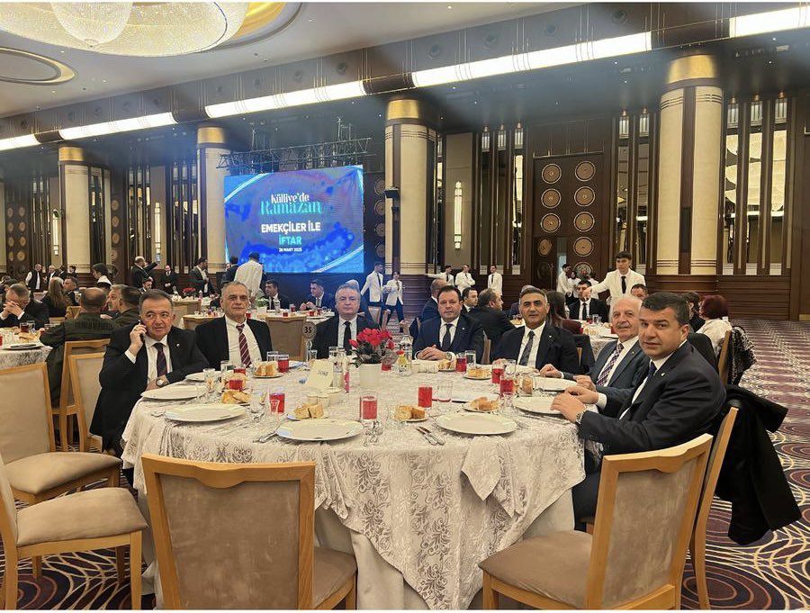 Mübarek Kadir Gecesi'nde Cumhurbaşkanlığı Külliyesi'nde iftar yemeğine katıldık. Bu özel gecede, insanlık için barış ve huzur dileklerinde bulunarak, kalpten gelen dualarla birbirimize destek olduk. <a href="/RHisarciklioglu/">Rifat Hisarcıklıoğlu</a>