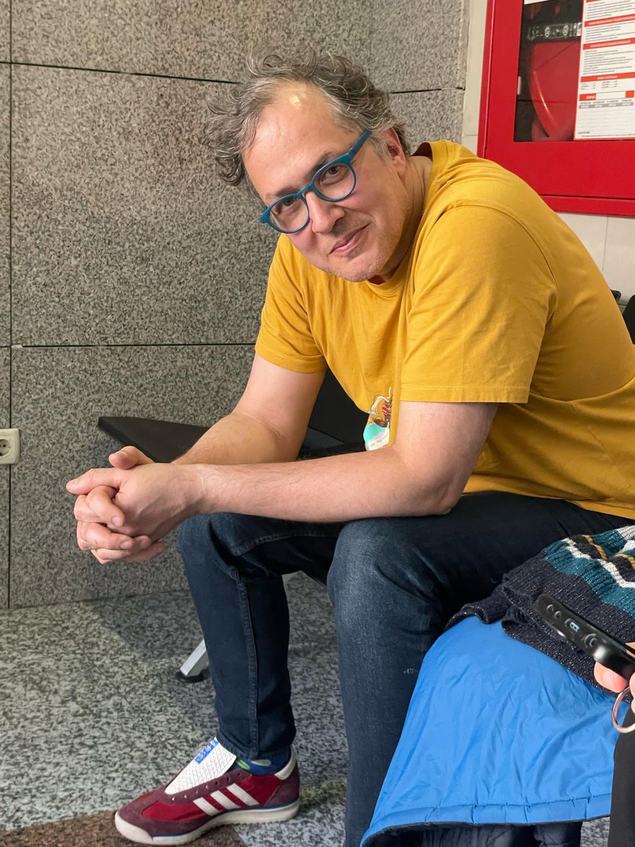 Tekrar merhaba,

Maalesef İlker Canikligil tutuklandı. 
Morali yerinde, bir noktada bu yanlışlığın farkına varılacağından bizim kadar emin. Süreçte bize ulaşan seyircilerin, takipçilerin, arkadaşlarımızın ve ailelerimizin iyi dileklerini, desteklerini ilettik, hepinize teşekkür