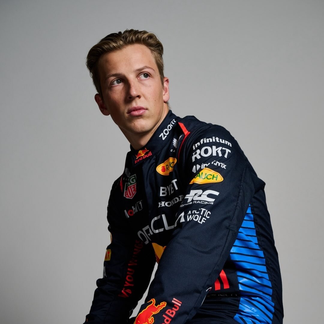 EstagiariodaF1's tweet photo. O Liam Lawson chegou na Red Bull todo penteadinho. Bastaram duas corridas como companheiro do Verstappen que ele já tá a cara do Piu-piu do mal, mané 🥵 https://t.co/jHC2ynrxnO