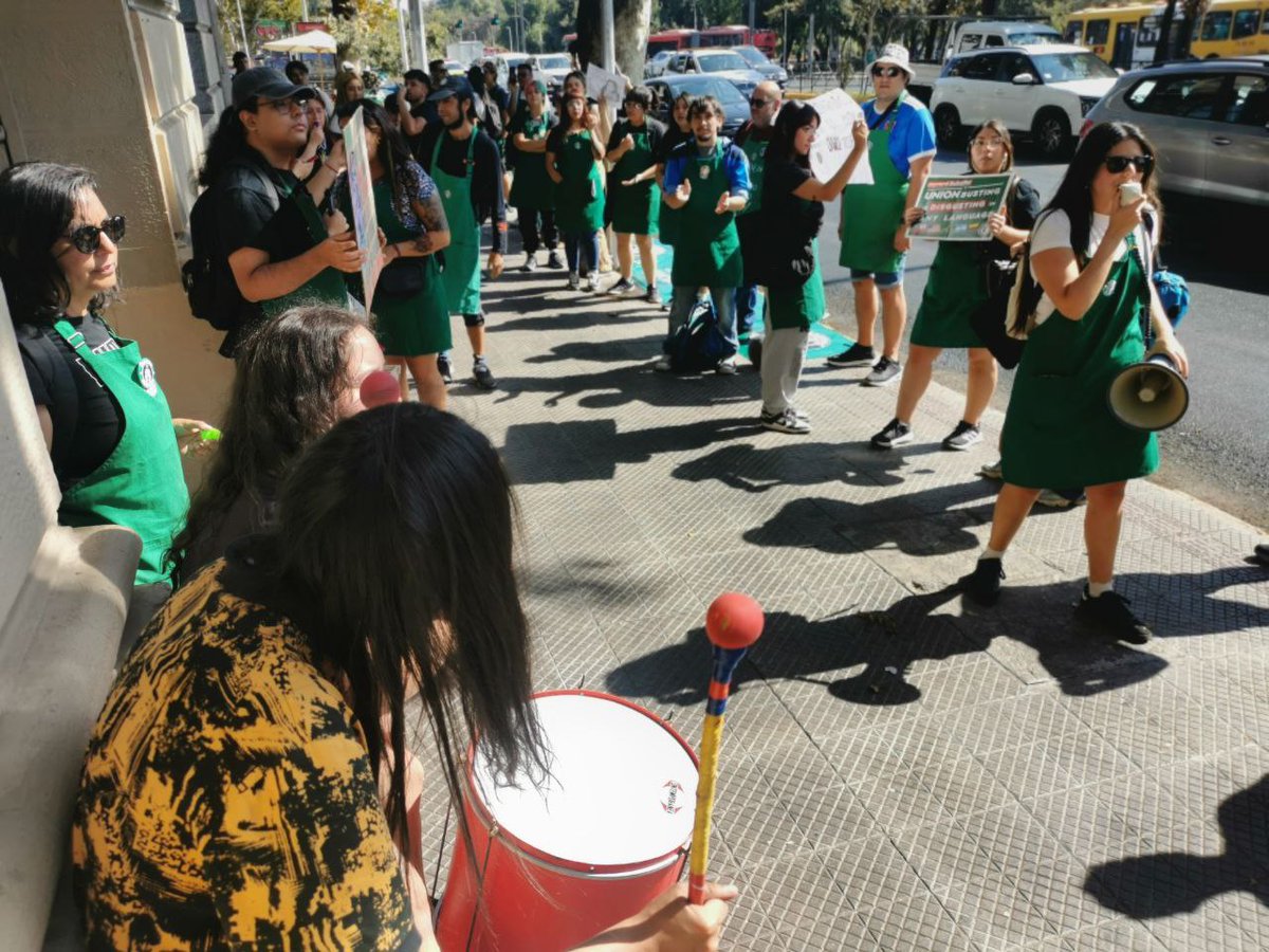 En estos momentos trabajadores y trabajadoras del sindicato Starbucks en huelga legal protestando a las afueras de la dirección del trabajo en Providencia.
La empresa se mantiene intransigente ante sus mínimas demandas ¡No pueden ganar por debajo de la línea de la pobreza!