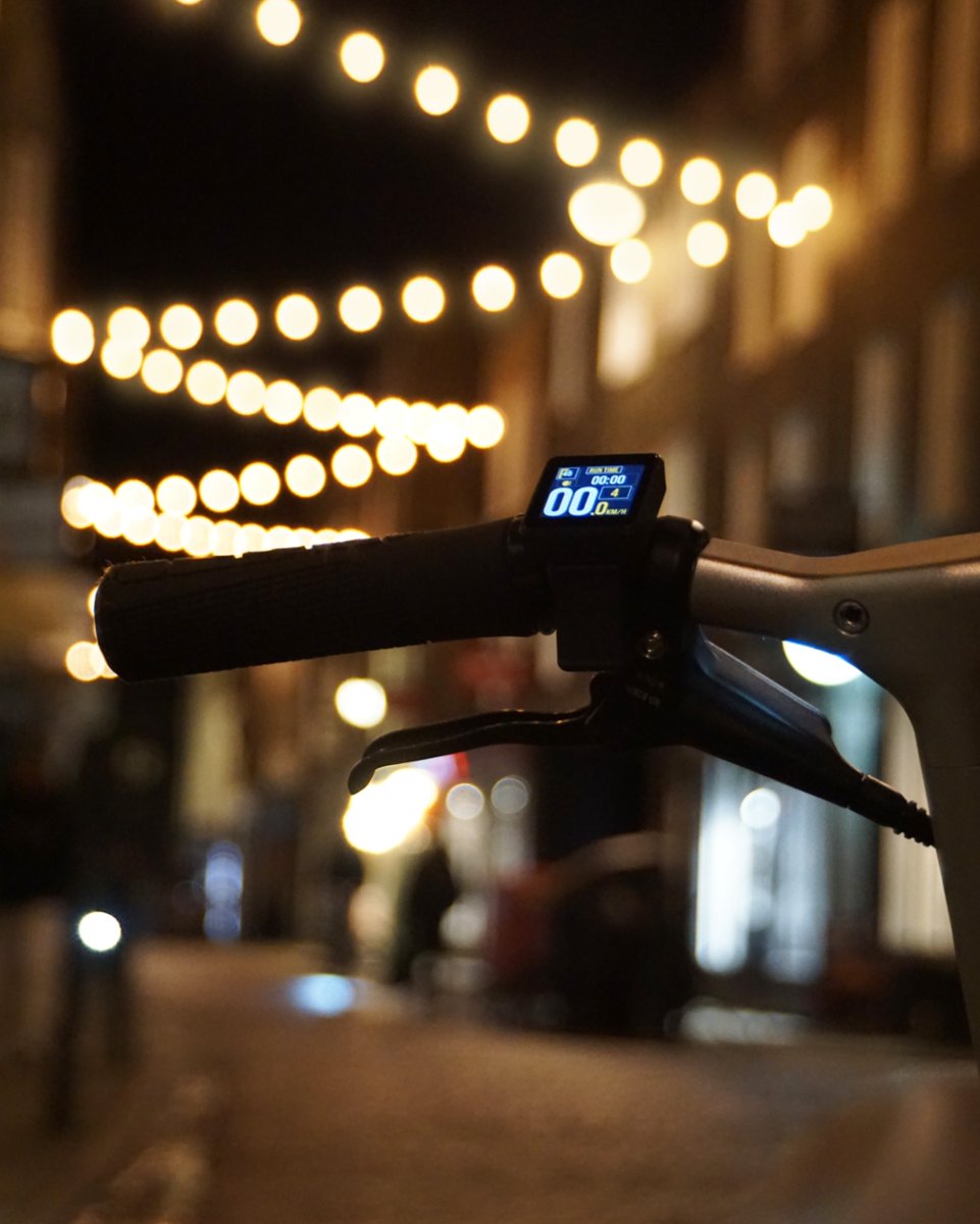 When the city lights come on, so does the adventure. 🌟
The FLIT M2’s display keeps you in the know - your speed, battery life, and more - so you can focus on the ride ahead. Where will your next journey take you ?