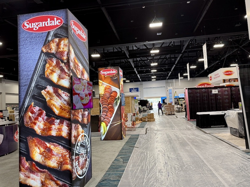 TradeshowLogic's tweet image. A well-run show is all about teamwork! 💪 Our TL crew is working behind the scenes to ensure a smooth exhibitor experience at #AMC2025. From setup to showtime, we’ve got it covered.

#EventPros #MeatConference #MeatInstitute #TradeshowLogic #SmartEventSolutions