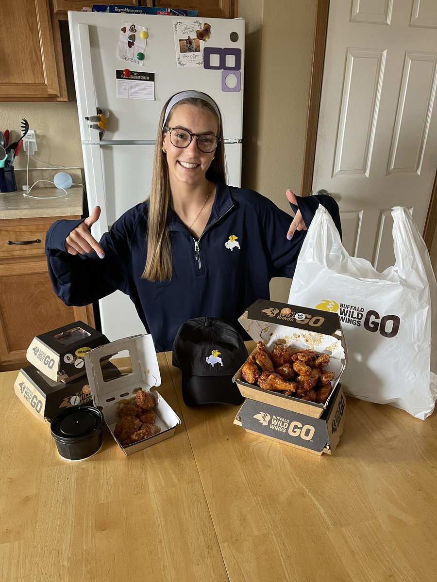 serena_sundell's tweet photo. I sent the game to overtime!
If you were at Buffalo Wild Wings, you would have seen it on all the TVs.
B-Dubs is the official sports bar of March Madness #BWWpartner https://t.co/2w12ctlEkD