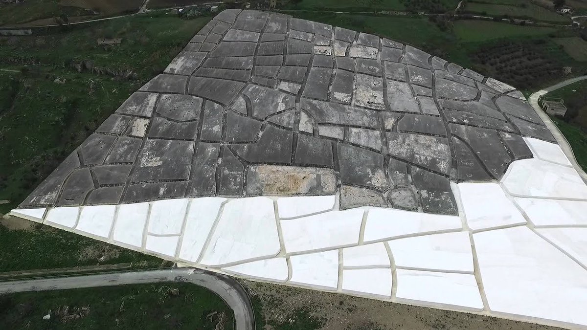 Hay lugares que parece IMPOSIBLE que existan, y el “Creto de Gibbelina” es uno de ellos.

La antigua TRAZA urbana del pueblo homónimo, DESTRUIDO en 1968 por un terremoto.

Esas LOSAS DE HORMIGÓN son el ÚLTIMO vestigio de lo que un día fue una ciudad.

¿Quieres conocerlo? Hilo👇🏽