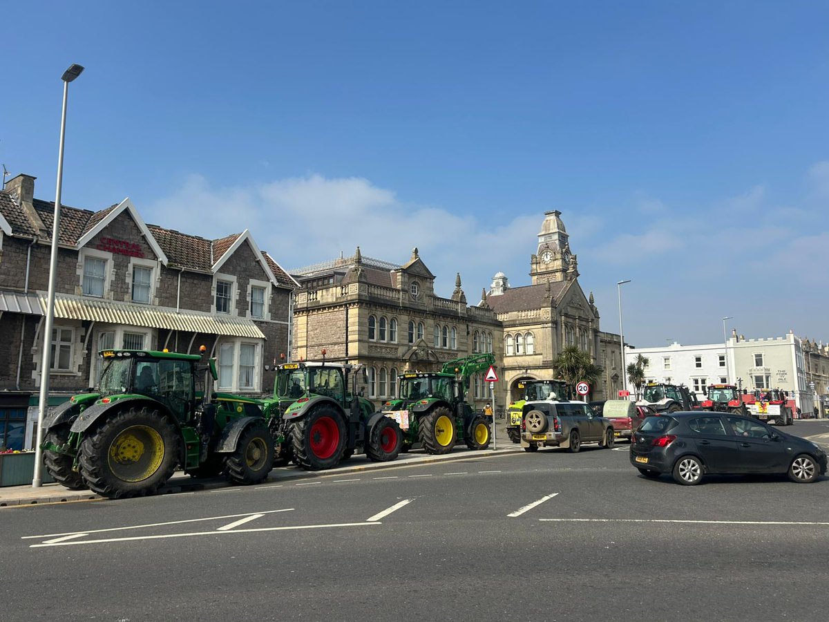 BritishFarmNet's tweet photo. Farmers To Action Campaigning in Weston-super-Mare and being interviewed by @SkyNews (@danwnews) outside Town Hall.
🚨 SAY NO TO LABOUR! 🚨
🚜A Fair Price for Farmers
🚜A Fair Price for All
#StopStarmer #SayNoToLabour #Together #Farming #Agriculture #UK
🔗: https://t.co/3B9mP4Ou96