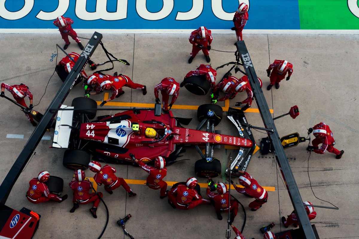 44britcedes's tweet photo. pitstop for car 44 https://t.co/aI6D9mgWmc