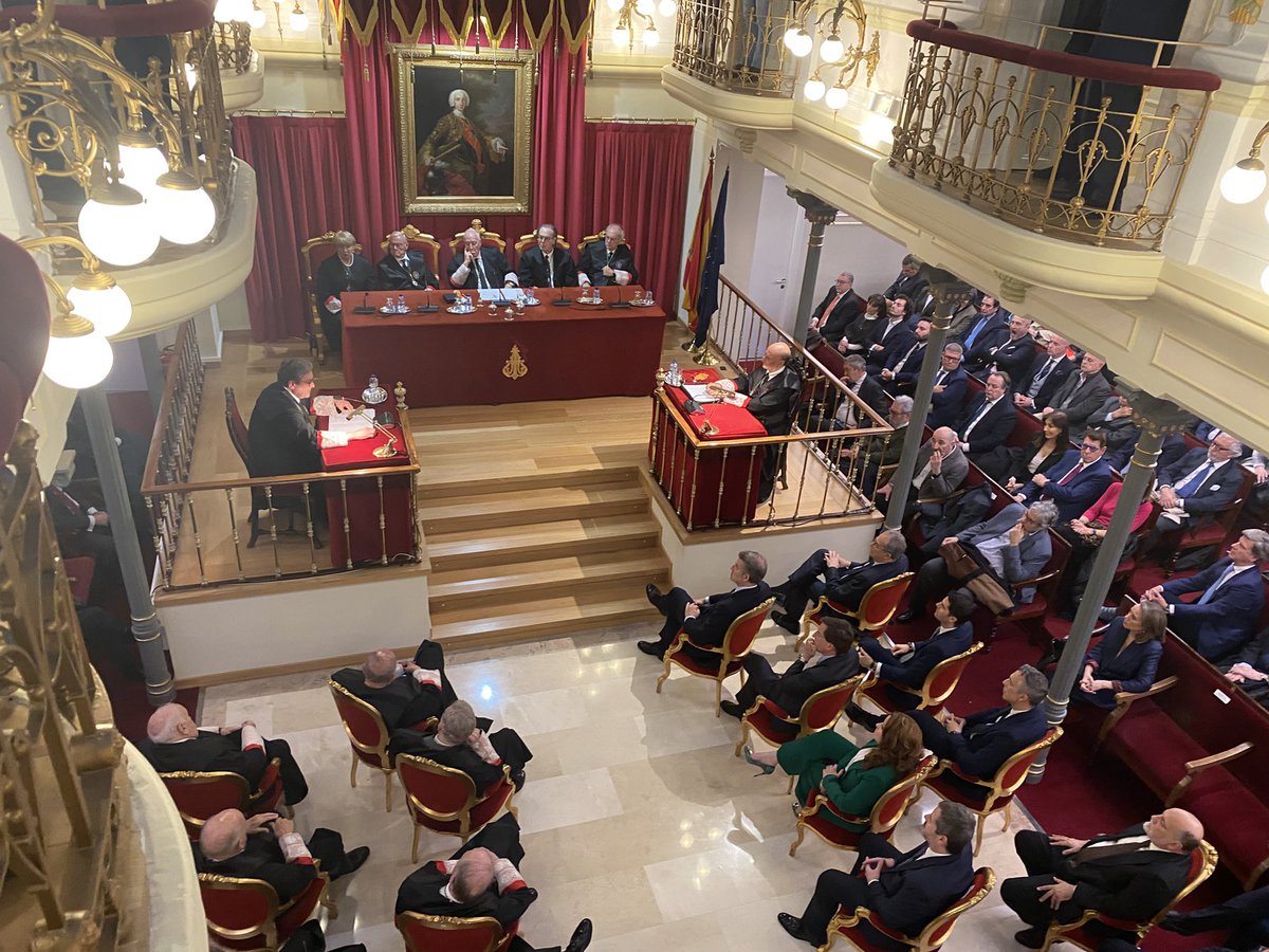 Escuchando el discurso de ingreso de <a href="/pacomarhuenda/">Francisco Marhuenda</a> en <a href="/rajylecom/">@Real Academia de Jurisprudencia y Legislacion</a> sobre la separación de poderes y el futuro del estado de derecho, para tomar posesión de la plaza de Académico de Número. Felicitaciones.
